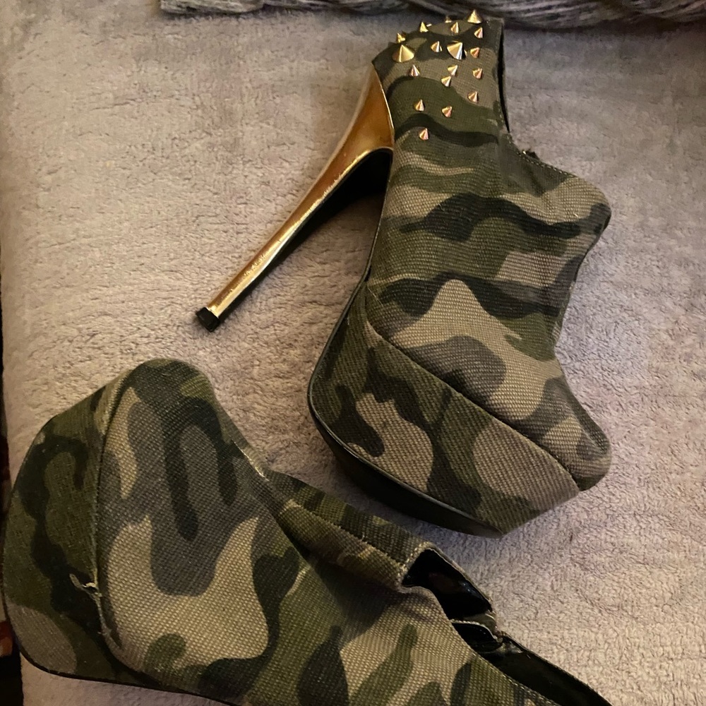 Camouflage High Heels, with gold ! Size 8